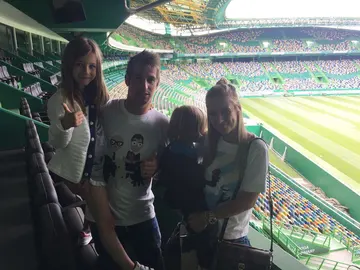 Coentrao, con su familia en el estadio del Sporting Coentrao, con su familia en el estadio del Sporting