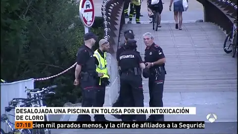 Atienden a un centenar de personas por un escape tóxico en una piscina en Tolosa Atienden a un centenar de personas por un escape tóxico en una piscina en Tolosa