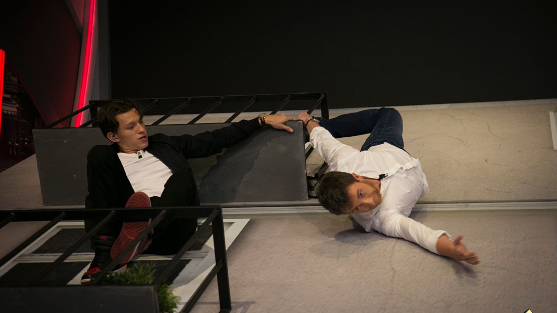 Tom Holland ense&ntilde;a a Pablo Motos como ser un aut&eacute;ntico hombre ara&ntilde;a