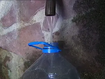 Botellas de plástico ¿las tiramos o las reciclamos? Botellas de plástico ¿las tiramos o las reciclamos?