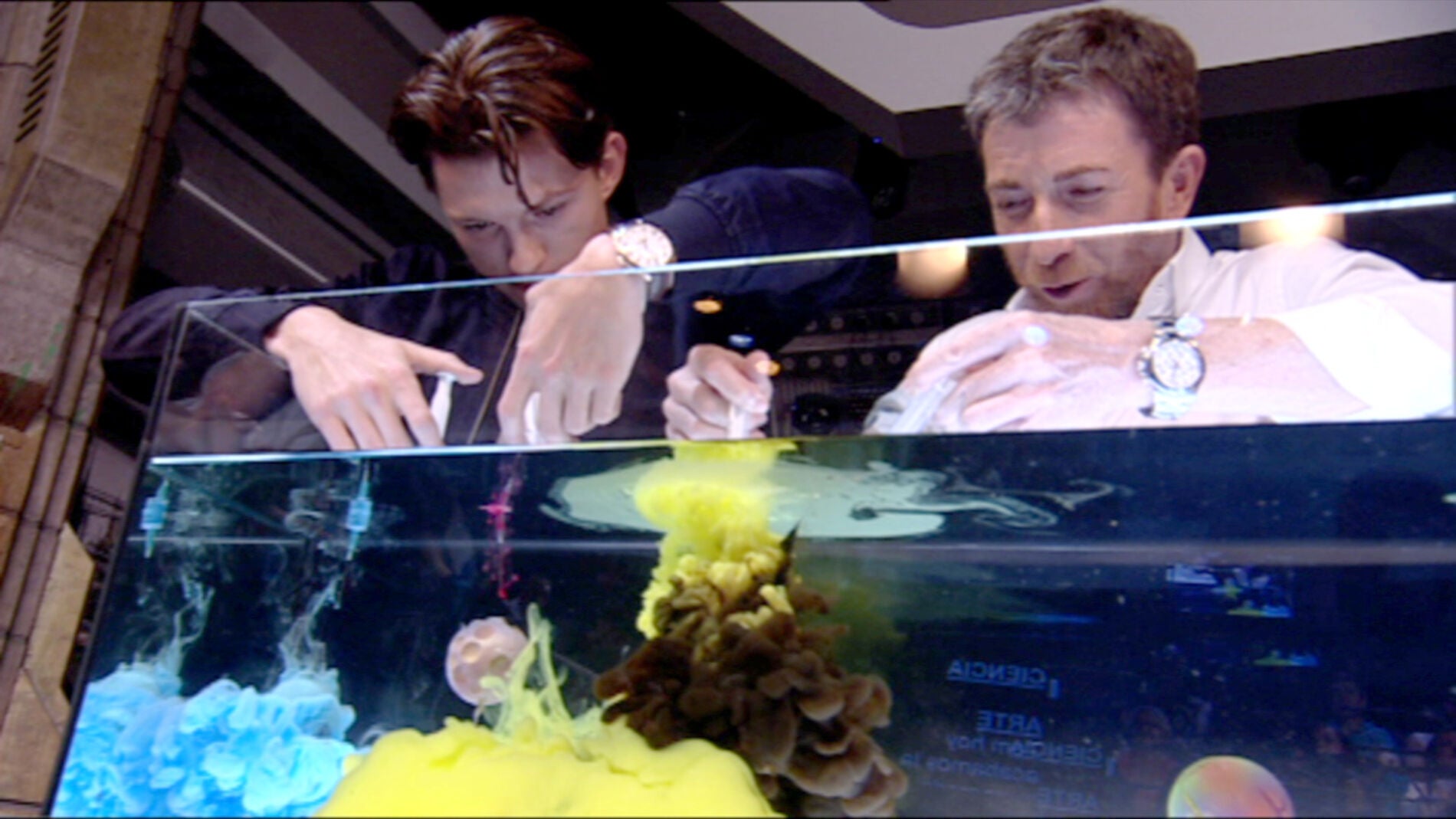 Marron crea una galaxia m&aacute;gica con pintura acr&iacute;lica