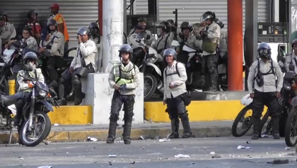 Joven venezolano murió al manipular artefacto explosivo, afirma ministro