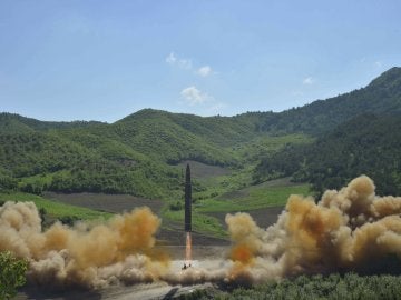 Corea del Norte asegura que probó un misil que puede cargar una cabeza nuclear