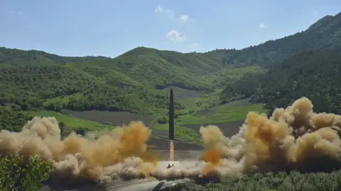 Corea del Norte asegura que probó un misil que puede cargar una cabeza nuclear Corea del Norte asegura que probó un misil que puede cargar una cabeza nuclear