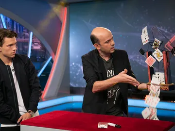 Jandro demuestra la gran fuerza de la tela de araña Jandro demuestra la gran fuerza de la tela de araña