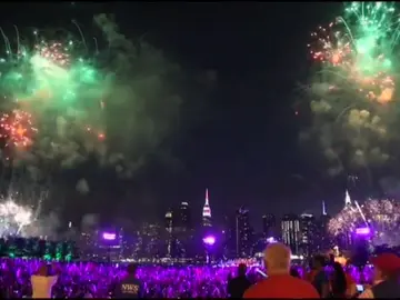 Los fuegos del Día de la Independencia llenan de color la noche de Nueva York Los fuegos del Día de la Independencia llenan de color la noche de Nueva York