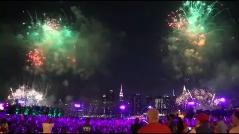 Los fuegos del Día de la Independencia llenan de color la noche de Nueva York Los fuegos del Día de la Independencia llenan de color la noche de Nueva York