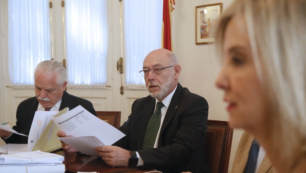 El fiscal general del Estado, José Manuel Maza (c), junto al teniente fiscal del Tribunal Supremo (TS), Luis Navajas (i), y la fiscal de Andalucía, Ana Tárrago (d)