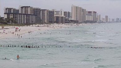 Una cadena humana de 80 personas salva de morir ahogada a una familia