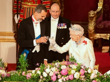 El Rey Felipe VI y la reina Isabel II brindan en Reino Unido