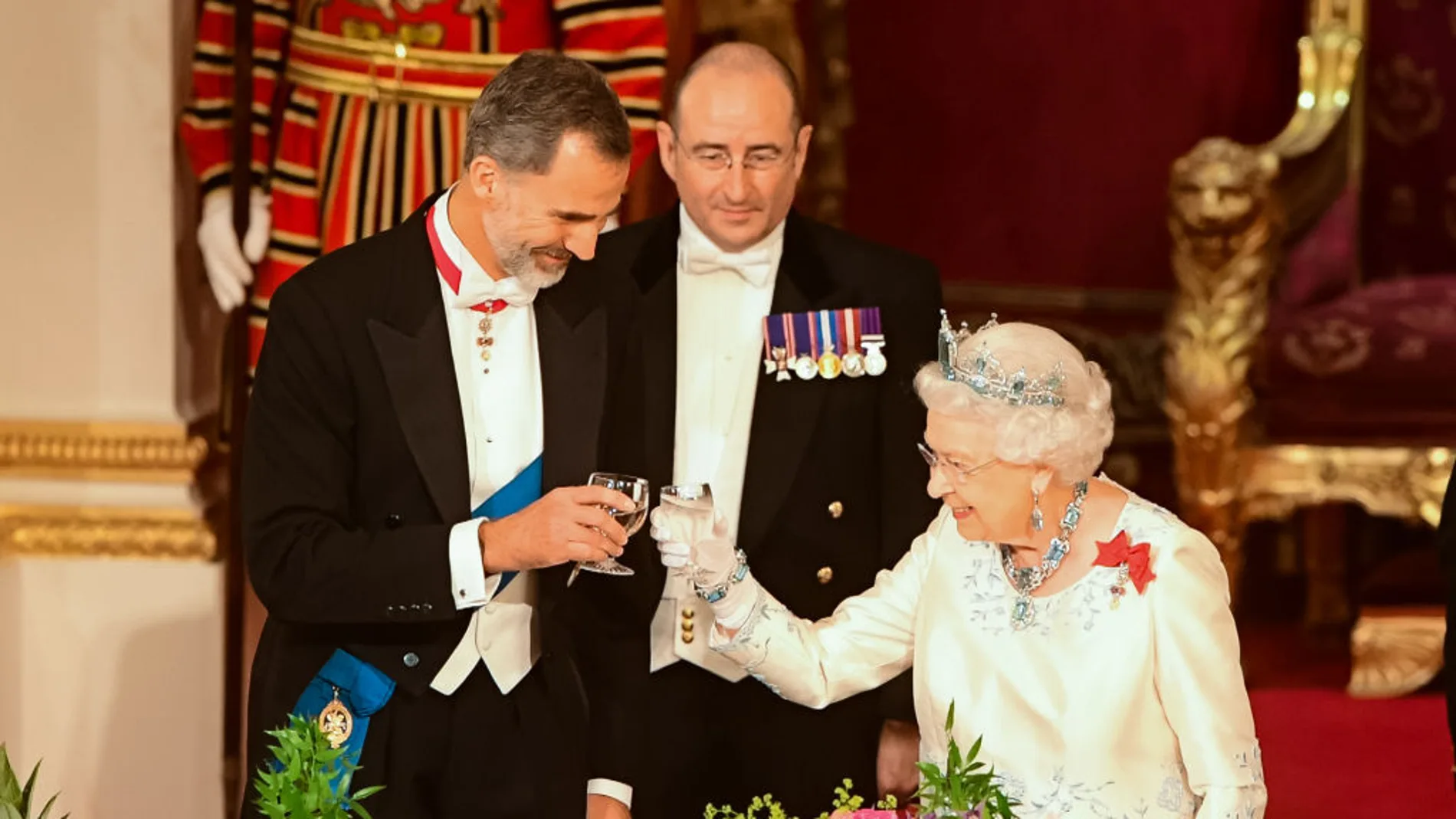 El Rey Felipe VI y la reina Isabel II brindan en Reino Unido El Rey Felipe VI y la reina Isabel II brindan en Reino Unido