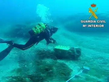 Un buzo de la Guardia Civil inspecciona el artefacto explosivo Un buzo de la Guardia Civil inspecciona el artefacto explosivo