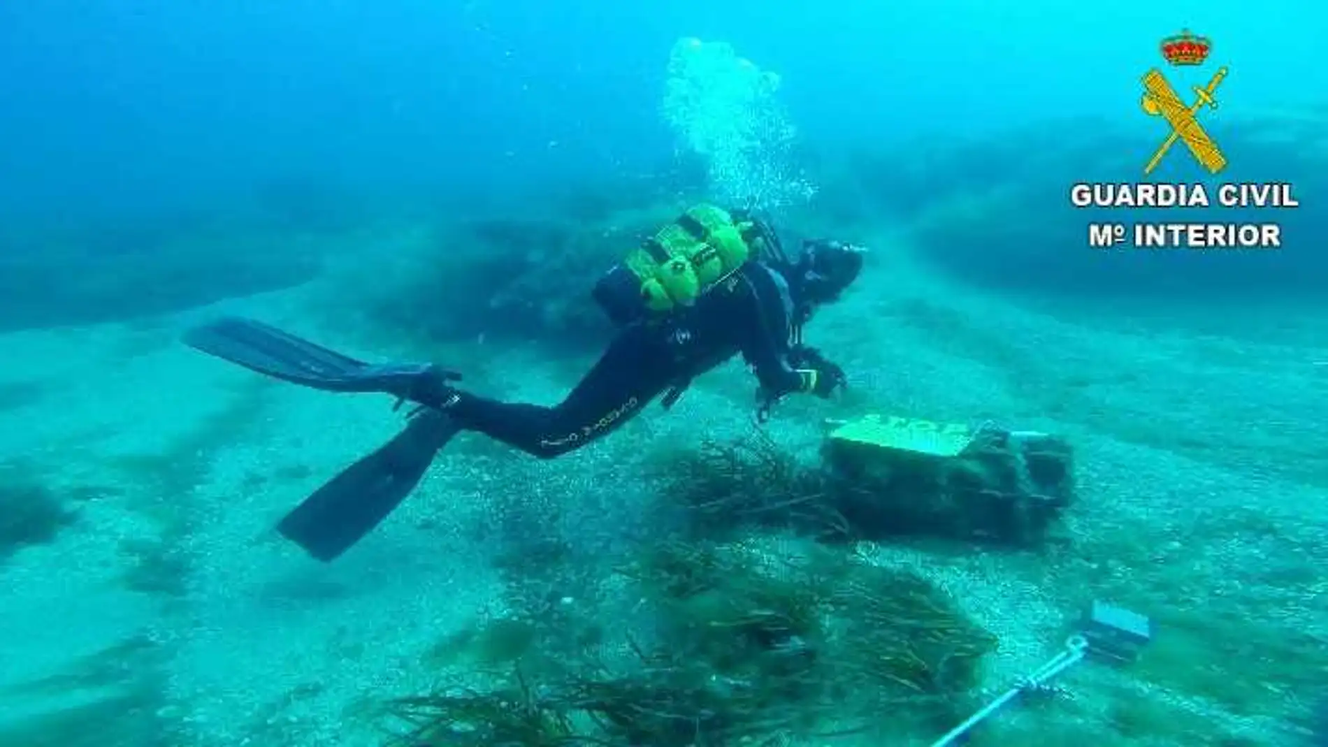 Un buzo de la Guardia Civil inspecciona el artefacto explosivo Un buzo de la Guardia Civil inspecciona el artefacto explosivo