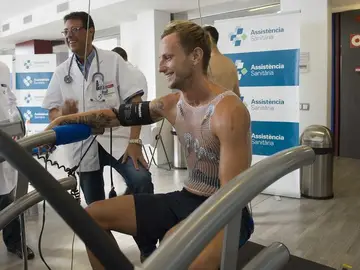 Rakitic pasa examen médico con el Barcelona Rakitic pasa examen médico con el Barcelona