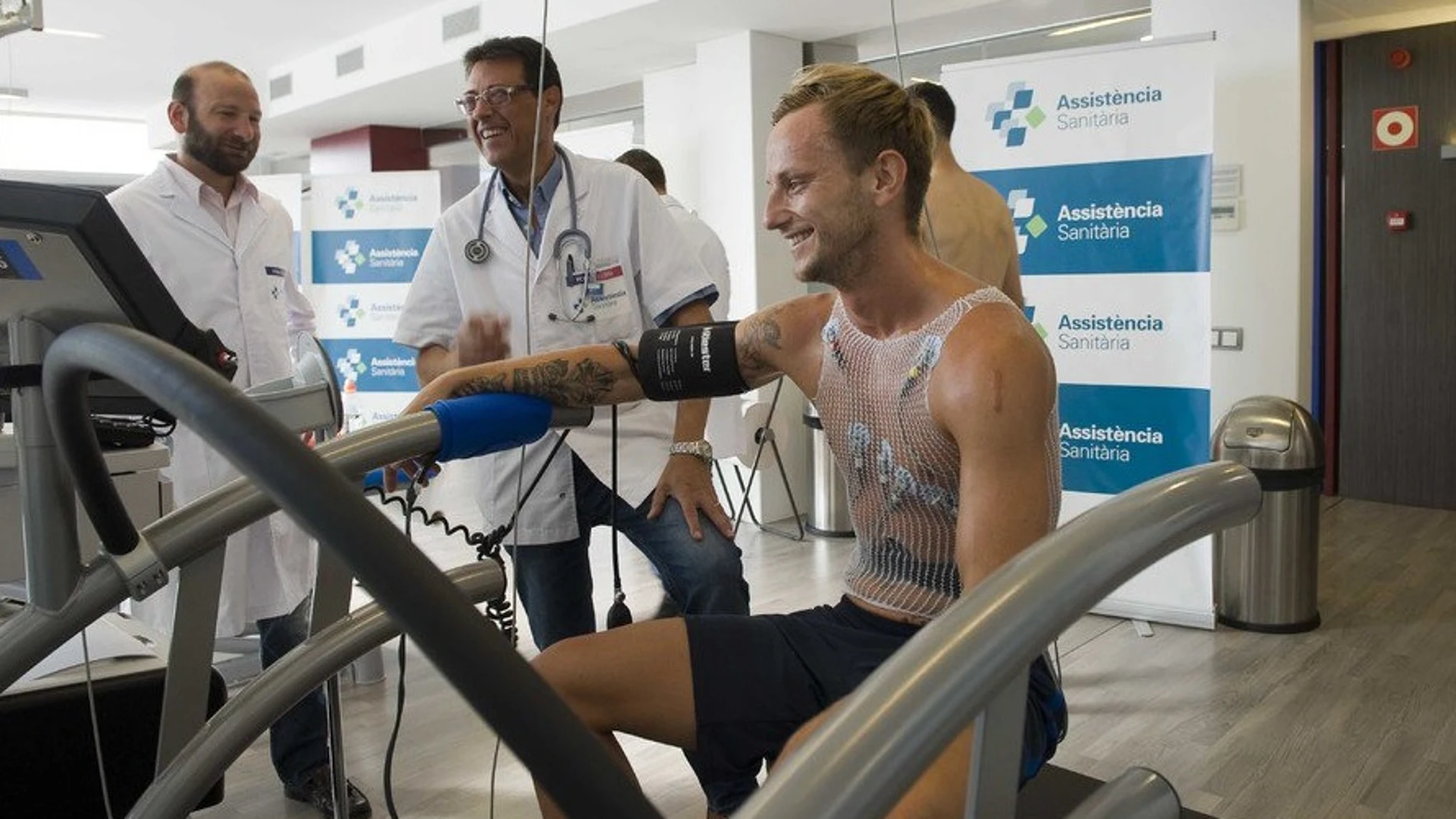Rakitic pasa examen médico con el Barcelona Rakitic pasa examen médico con el Barcelona