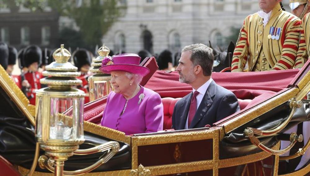 La reina Isabel II junto al rey Felipe durante la recepción oficial
