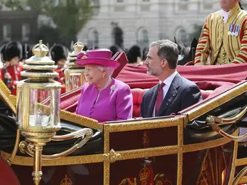 La reina Isabel II junto al rey Felipe durante la recepción oficial La reina Isabel II junto al rey Felipe durante la recepción oficial