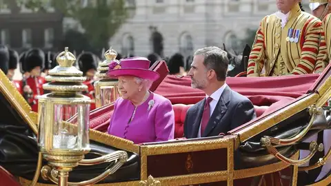La reina Isabel II junto al rey Felipe durante la recepción oficial La reina Isabel II junto al rey Felipe durante la recepción oficial