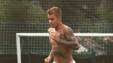 Justin Bieber pillado con una actitud muy cariñosa con su pastor 