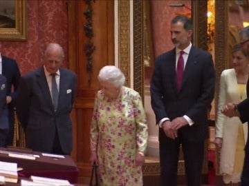 Los reyes regalan a Isabel II el Libro de Horas de Felipe II