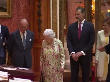 Los reyes regalan a Isabel II el Libro de Horas de Felipe II Los reyes regalan a Isabel II el Libro de Horas de Felipe II