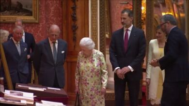 Los reyes regalan a Isabel II el 'Libro de Horas' de Felipe II