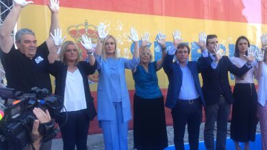 Un grupo de vecinos abuchea a Carmena con gritos de 'fuera' en el homenaje a Miguel Ángel Blanco 