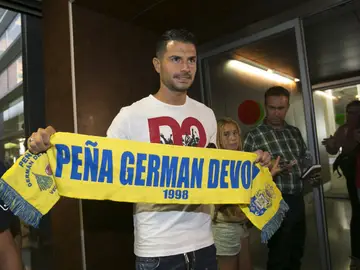 Vitolo posa con la bufanda de Las Palmas Vitolo posa con la bufanda de Las Palmas