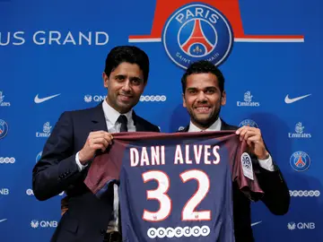 Dani Alves posa sonriente con la camiseta del PSG Dani Alves posa sonriente con la camiseta del PSG