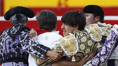 Los toreros Roca Rey y Pablo Saugar evolucionan favorablemente de sus cogidas