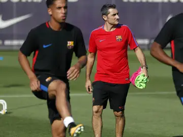 Ernesto Valverde dirige su primer entrenamiento en el FC Barcelona. Ernesto Valverde dirige su primer entrenamiento en el FC Barcelona.