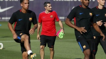 Ernesto Valverde dirige su primer entrenamiento en el FC Barcelona.