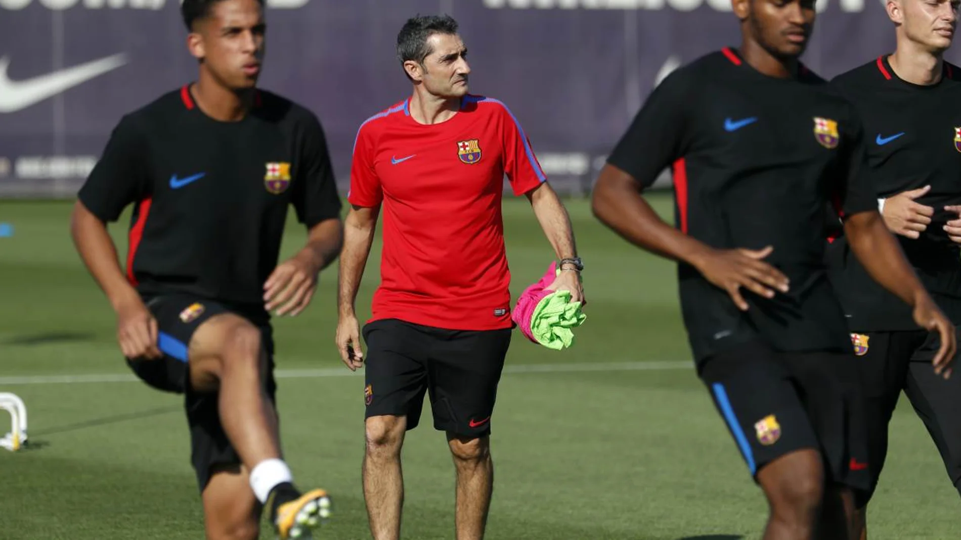 Ernesto Valverde dirige su primer entrenamiento en el FC Barcelona. Ernesto Valverde dirige su primer entrenamiento en el FC Barcelona.