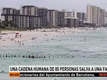 Una cadena humana de 80 personas salva de morir ahogada a una familia en Florida Una cadena humana de 80 personas salva de morir ahogada a una familia en Florida
