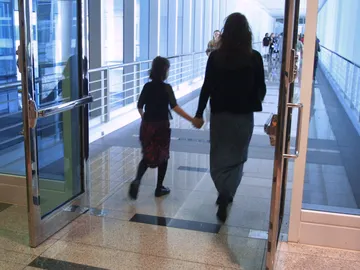 Niña con su madre Niña con su madre