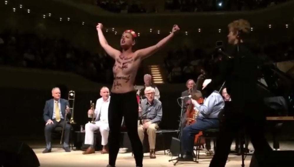 Dos activistas de Femen interrumpen un concierto de Woddy Allen en Hamburgo