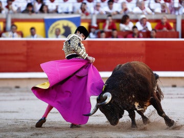 El diestro Alberto López Simón en la faena a su primer toro