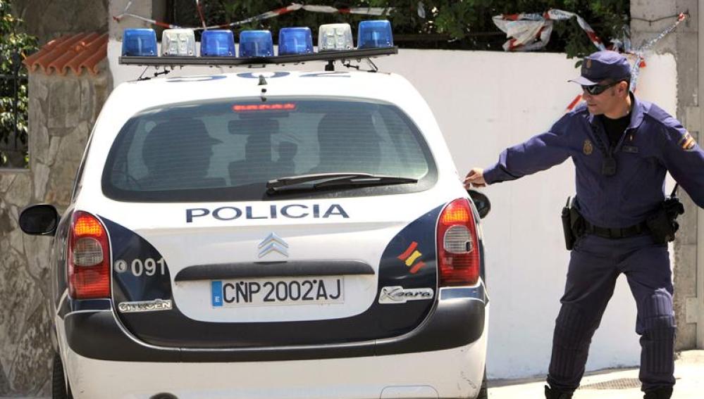 Detienen a un padre por abandonar a su hija de 16 meses en el coche