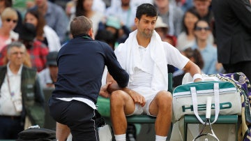 Novak Djokovic, atendido por un fisioterapeuta en Wimbledon