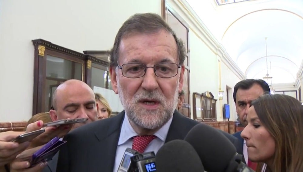 Rajoy pide a los ciudadanos que estén "tranquilos" porque el Gobierno "sabe lo que tiene que hacer" con Cataluña