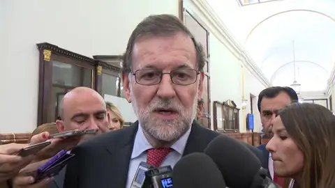 Rajoy pide a los ciudadanos que estén "tranquilos" porque el Gobierno "sabe lo que tiene que hacer" con Cataluña Rajoy pide a los ciudadanos que estén "tranquilos" porque el Gobierno "sabe lo que tiene que hacer" con Cataluña