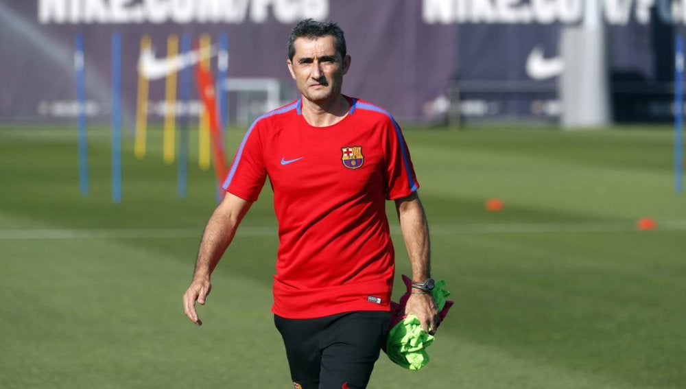 Ernesto Valverde, durante un entrenamiento del Barcelona