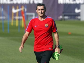 Ernesto Valverde, durante un entrenamiento del Barcelona