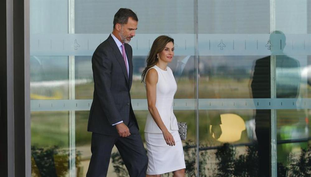 Los Reyes de España, Felipe VI y Letizia, en el aeropuerto 