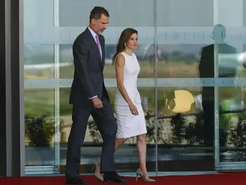 Los Reyes de España, Felipe VI y Letizia, en el aeropuerto Los Reyes de España, Felipe VI y Letizia, en el aeropuerto