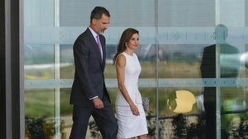Los Reyes de España, Felipe VI y Letizia, en el aeropuerto 