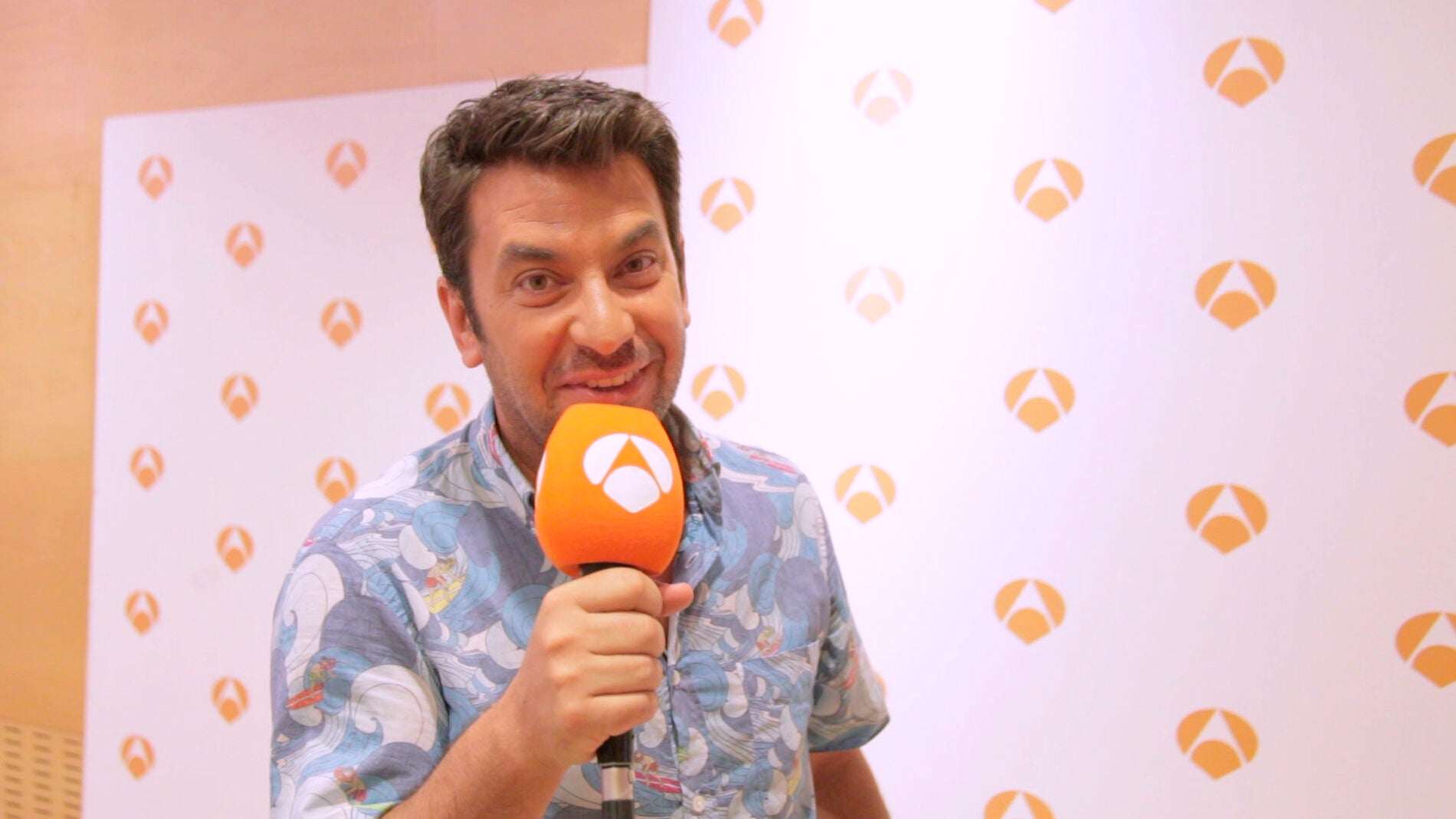 Descubre las mejores canciones del verano cantadas por los protagonistas de 'Me Resbala'