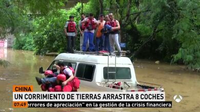 Un corrimiento de tierras se lleva por delante ocho vehículos en China
