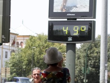 Un termómetro en una calle del centro de Córdoba marca 49 grados