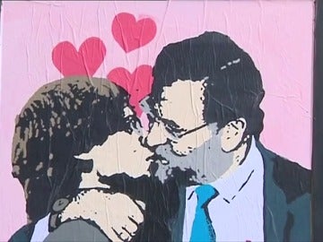 'El beso imposible' de Rajoy y Puigdemont aparece plasmado en una calle de Barcelona